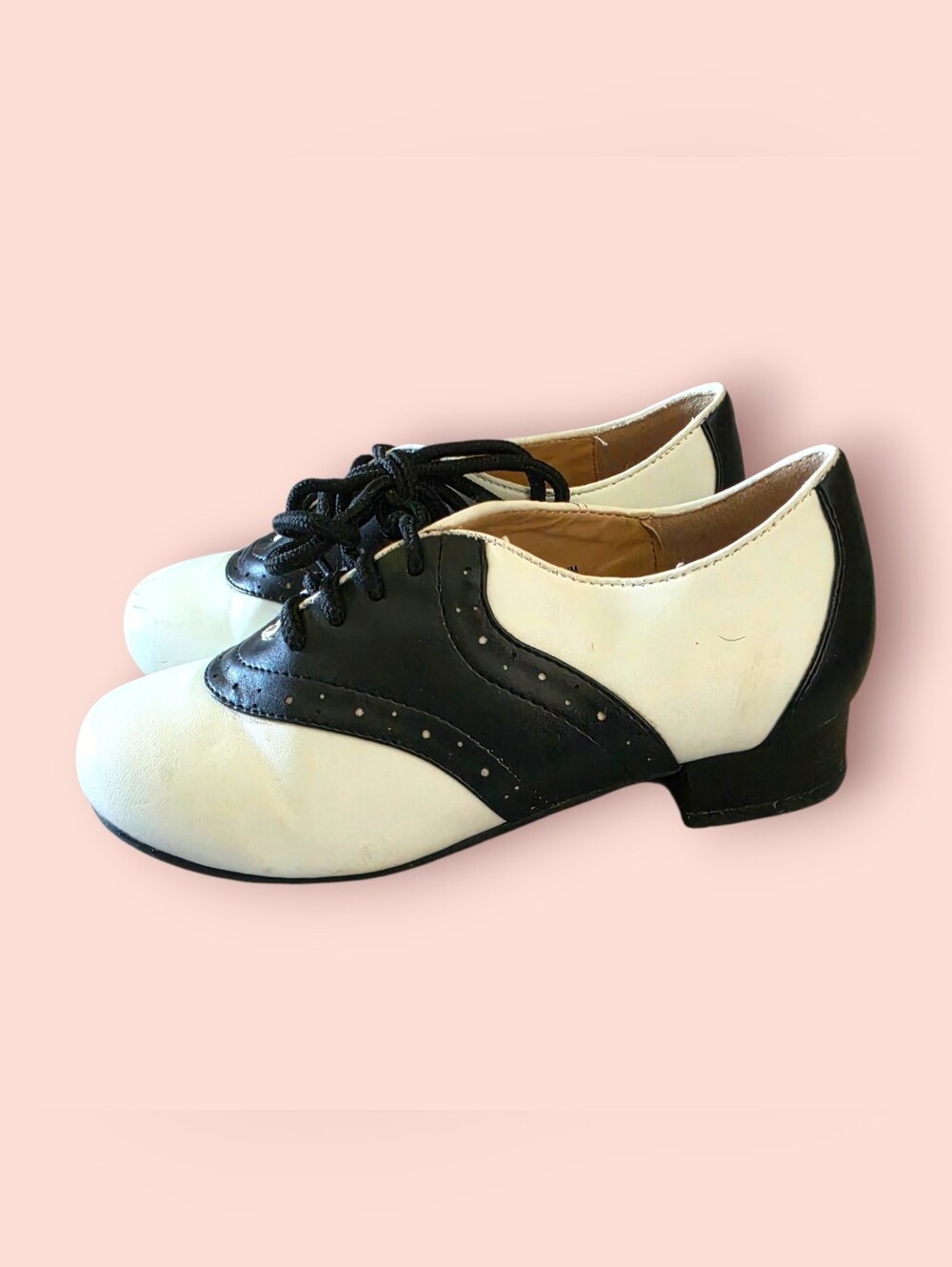 ^ Classic Two-Tone Black and White Oxford Saddle Shoes